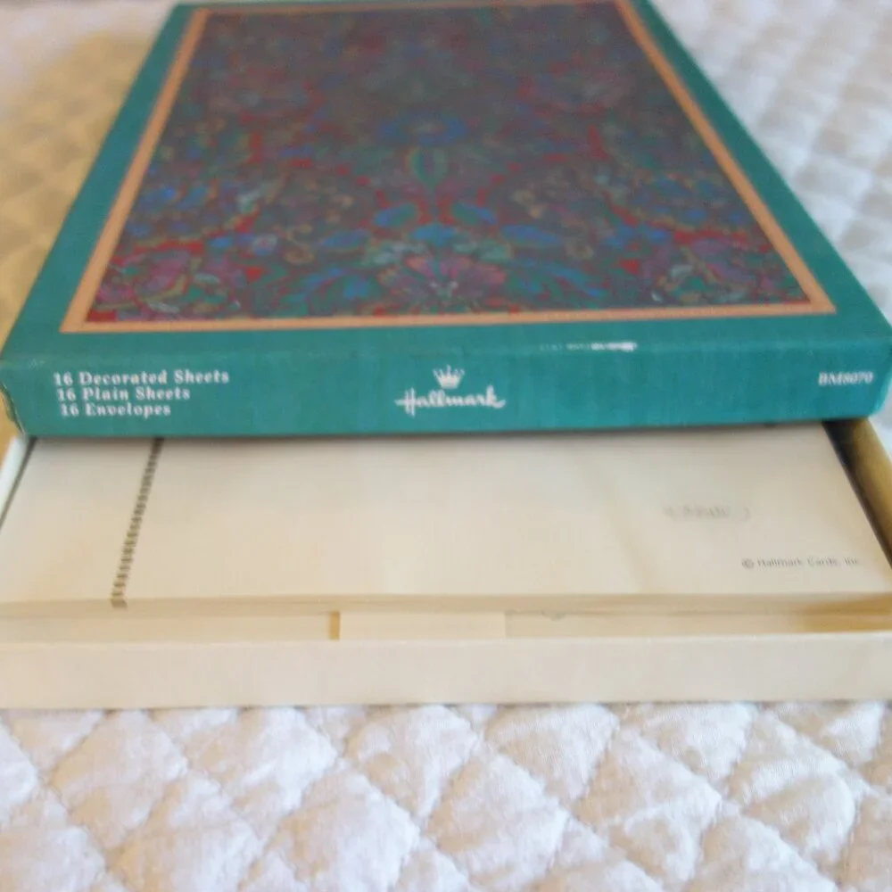 New / Sealed Vtg Hallmark box of stationery – decorated sheets, plain sheets, en